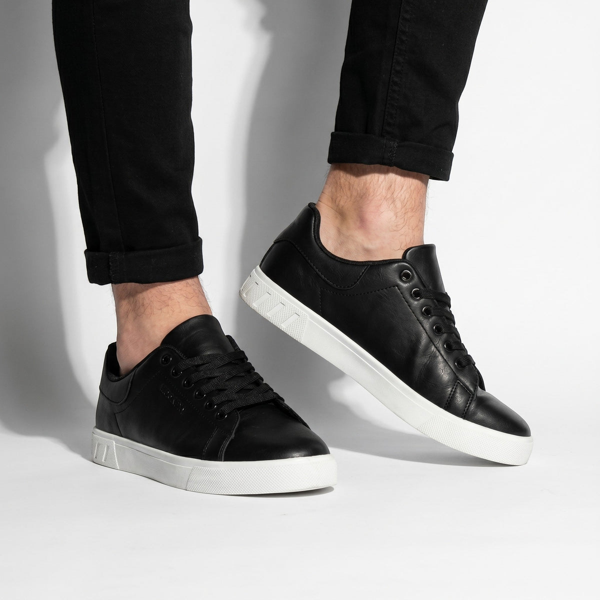 Jonas – Minimalist Casual Low-Top Trainers - Shoes - Black - Davies & Cooper