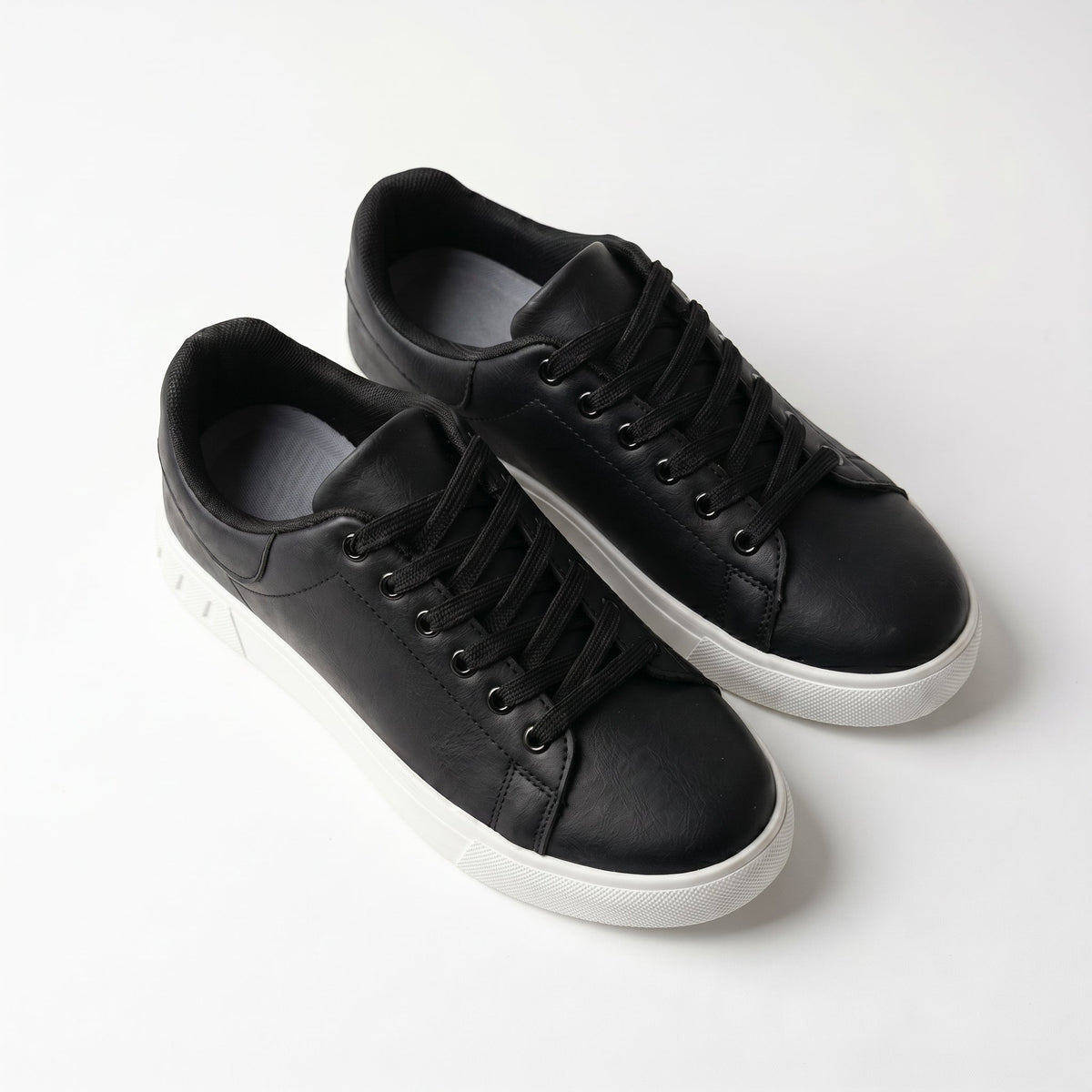 Jonas – Minimalist Casual Low-Top Trainers - Shoes - Black - Davies & Cooper