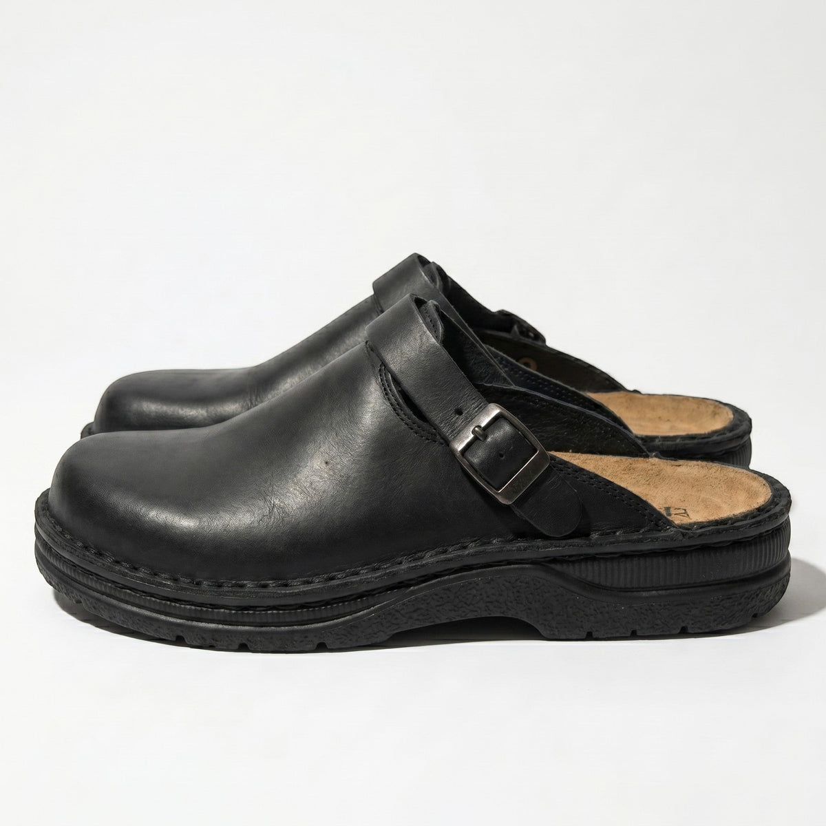Benjamin – Elegant Orthopaedic Clogs – Slip-Resistant, Padded Sole - Shoes - Black - Davies & Cooper