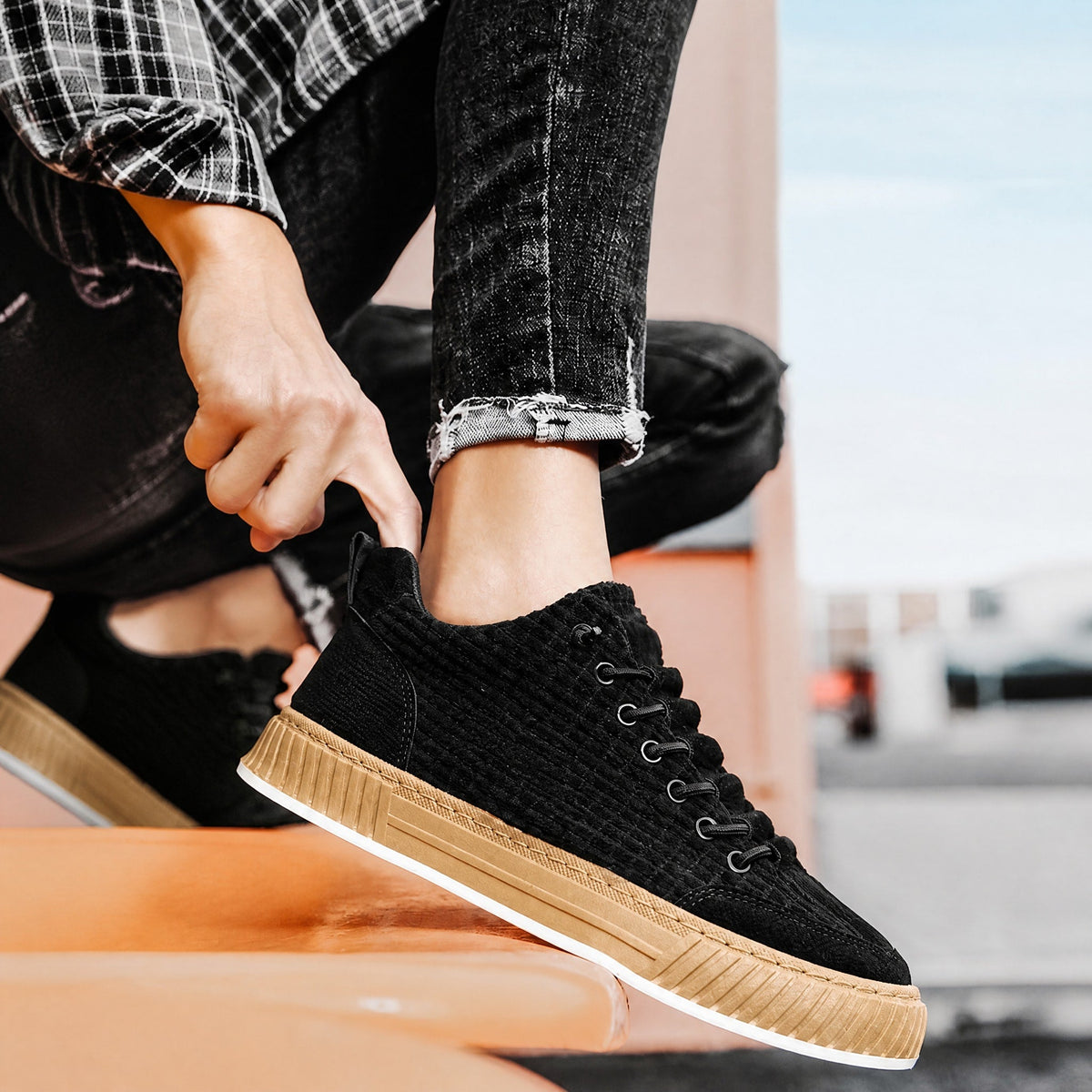 James - Men's Low-Top Lace-Up Trainers with Quilted Panel Design - Sneakers - Black - Davies & Cooper
